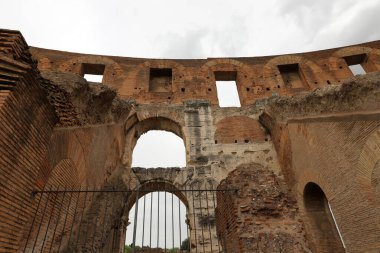 Kolezyum veya Flavius Amfitiyatrosu Antik Roma 'nın mimari bir anıtıdır.. 