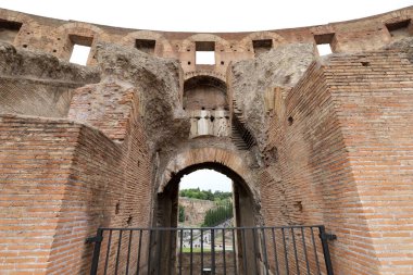 Kolezyum veya Flavius Amfitiyatrosu Antik Roma 'nın mimari bir anıtıdır.. 
