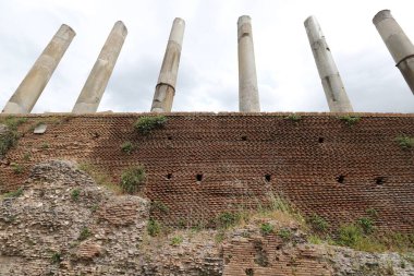 Kolezyum veya Flavius Amfitiyatrosu Antik Roma 'nın mimari bir anıtıdır.. 