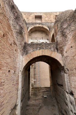 Kolezyum veya Flavius Amfitiyatrosu Antik Roma 'nın mimari bir anıtıdır.. 