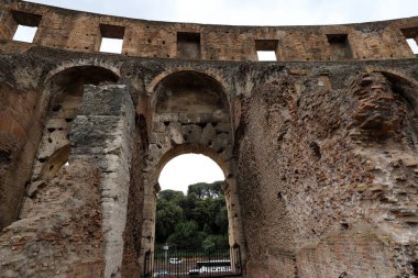 Kolezyum veya Flavius Amfitiyatrosu Antik Roma 'nın mimari bir anıtıdır.. 