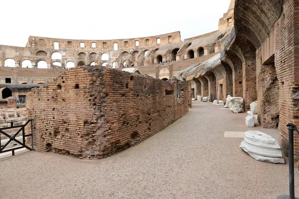 コロッセオやフラビアの円形劇場は古代ローマの建築記念碑です — ストック写真