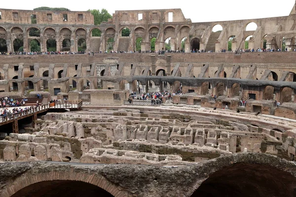 コロッセオやフラビアの円形劇場は古代ローマの建築記念碑です — ストック写真