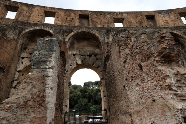 コロッセオやフラビアの円形劇場は古代ローマの建築記念碑です — ストック写真