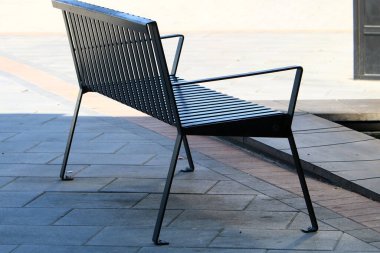 Akdeniz kıyısındaki bir şehir parkında bankta. 