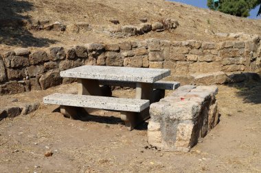 Akdeniz kıyısındaki bir şehir parkında bankta. 