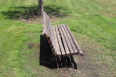 Akdeniz kıyısındaki bir şehir parkında bankta. 