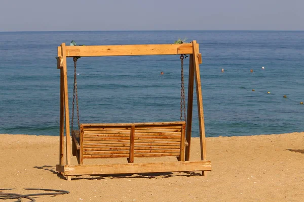 地中海沿岸一个城市公园的长椅 — 图库照片