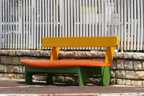 Bench Egy Városi Parkban Földközi Tenger Partján — Stock Fotó