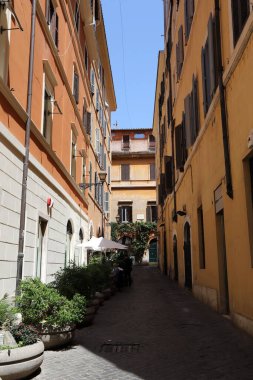 06 numara. - 05. 2022 yılı. Roma 'nın sonsuz şehrindeki binalar ve binalar sokaklardadır.. 