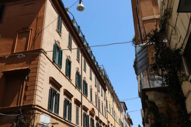 06 numara. - 05. 2022 yılı. Roma 'nın sonsuz şehrindeki binalar ve binalar sokaklardadır.. 