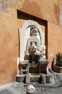 06 numara. - 05. 2022 yılı. Roma 'nın sonsuz şehrindeki binalar ve binalar sokaklardadır.. 