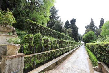 Tivoli, İtalya, 09 Mayıs 2022: Roma yakınlarındaki Tivoli 'de bulunan Villa d' Este 'nin Dış İşleri. Muhteşem Rönesans Sarayı. Tarihi Eserler ve UNESCO Dünya Mirası Alanı 