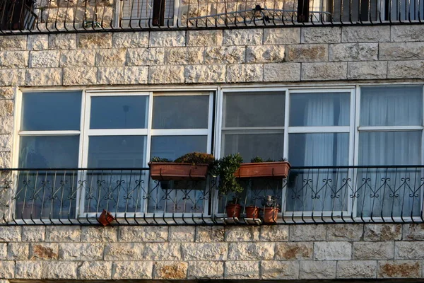 Мале Вікно Архітектурною Деталлю Будівництва Житлових Будинків Ізраїлі — стокове фото