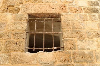 Küçük pencere, İsrail 'de konut inşaatının mimari bir ayrıntısı.. 