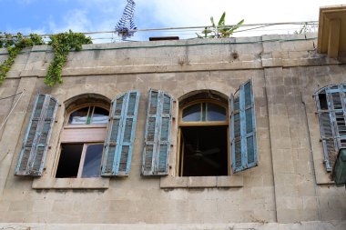 Küçük pencere, İsrail 'de konut inşaatının mimari bir ayrıntısı.. 