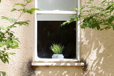 Küçük pencere, İsrail 'de konut inşaatının mimari bir ayrıntısı.. 