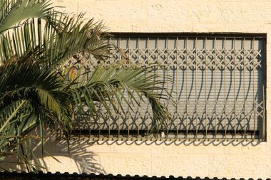 Küçük pencere, İsrail 'de konut inşaatının mimari bir ayrıntısı.. 