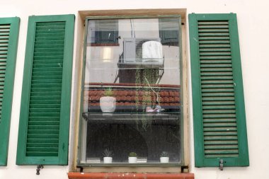 Küçük pencere, İsrail 'de konut inşaatının mimari bir ayrıntısı.. 