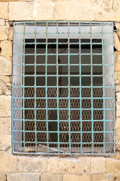 小さな窓はイスラエルの住宅建築の建築の詳細です — ストック写真