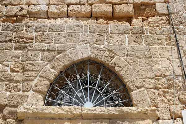 小窗户是以色列住宅建筑的建筑细节 — 图库照片