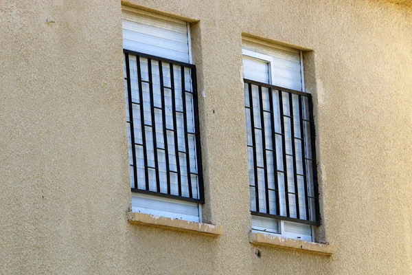 小さな窓はイスラエルの住宅建築の建築の詳細です — ストック写真