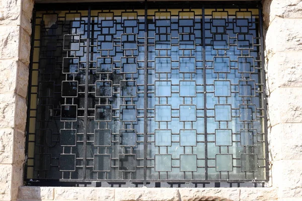 Malé Okno Architektonickým Detailem Výstavby Obytných Budov Izraeli — Stock fotografie