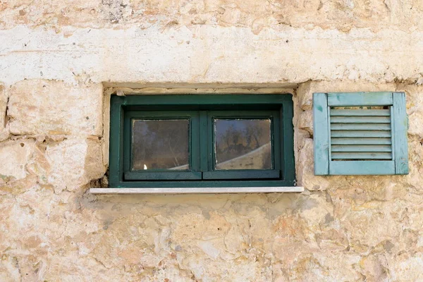 창문은 이스라엘의 주거용 건물의 사항이다 — 스톡 사진