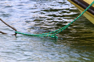 Akdeniz kıyısındaki limanda halat ve yatları bağlamak için. 