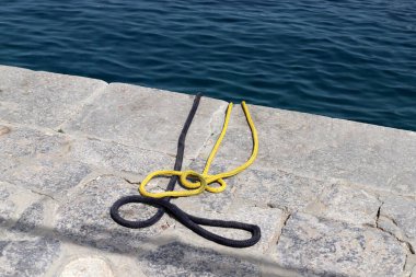 Akdeniz kıyısındaki limanda halat ve yatları bağlamak için. 