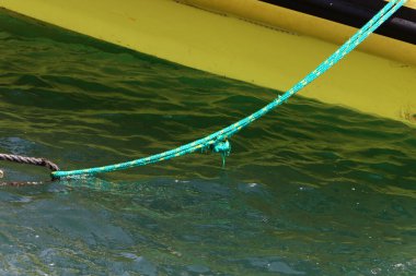 Akdeniz kıyısındaki limanda halat ve yatları bağlamak için. 