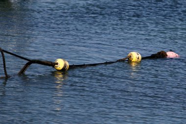 Akdeniz kıyısındaki limanda halat ve yatları bağlamak için. 