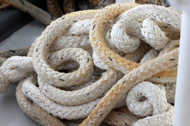 Akdeniz kıyısındaki limanda halat ve yatları bağlamak için. 