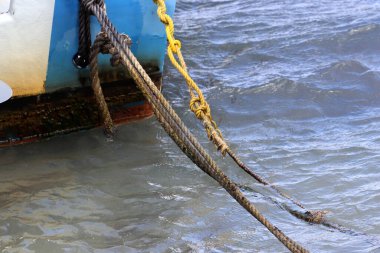 Akdeniz kıyısındaki limanda halat ve yatları bağlamak için. 