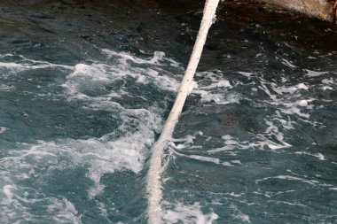 Akdeniz kıyısındaki limanda halat ve yatları bağlamak için. 