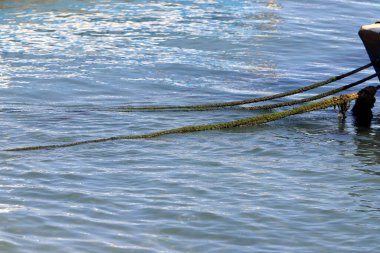 Akdeniz kıyısındaki limanda halat ve yatları bağlamak için. 