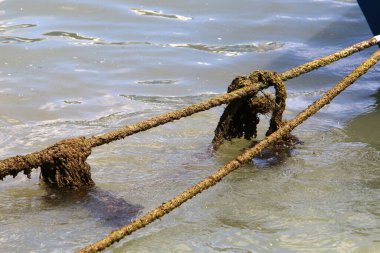 Akdeniz kıyısındaki limanda halat ve yatları bağlamak için. 