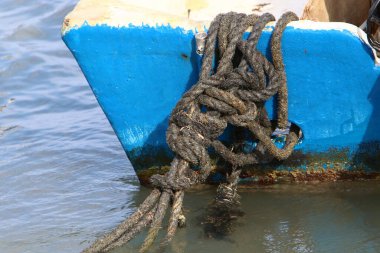 Akdeniz kıyısındaki limanda halat ve yatları bağlamak için. 