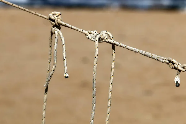 Σχοινί Στο Λιμάνι Της Μεσογείου Για Ελλιμενισμό Σκαφών Και Σκαφών — Φωτογραφία Αρχείου