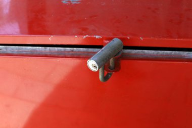 Eski demir asma kilit kapıda asılı. 