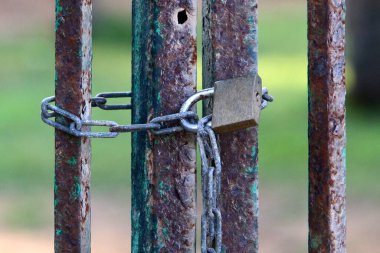 Eski demir asma kilit kapıda asılı. 