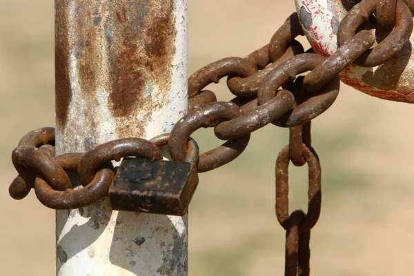 Old Iron Padlock Hanging Gate — Stock Photo, Image