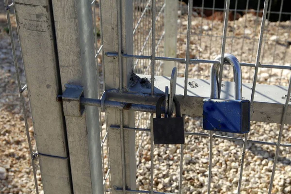 Oud Ijzeren Hangslot Hangend Aan Poort — Stockfoto