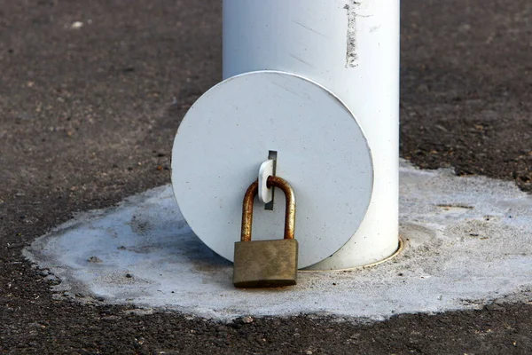 Oud Ijzeren Hangslot Hangend Aan Poort — Stockfoto