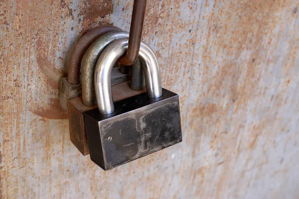 Vieux Cadenas Fer Accroché Porte — Photo