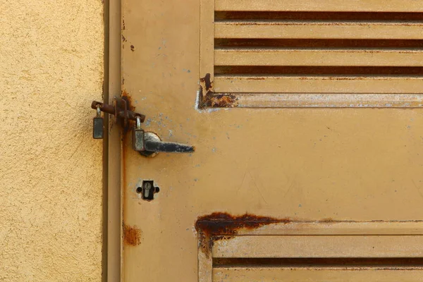 Old Iron Padlock Hanging Gate — Stockfoto