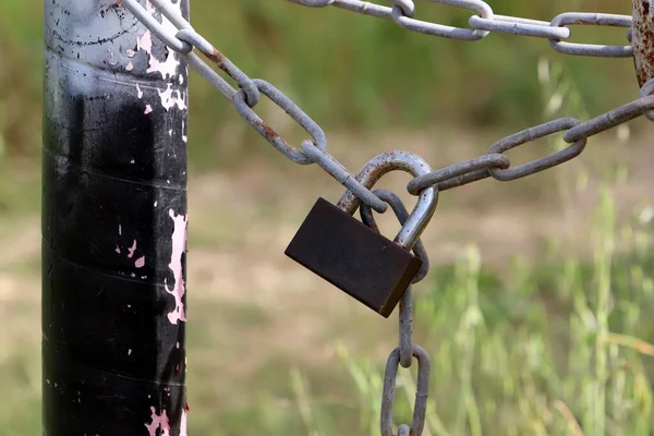 Oud Ijzeren Hangslot Hangend Aan Poort — Stockfoto