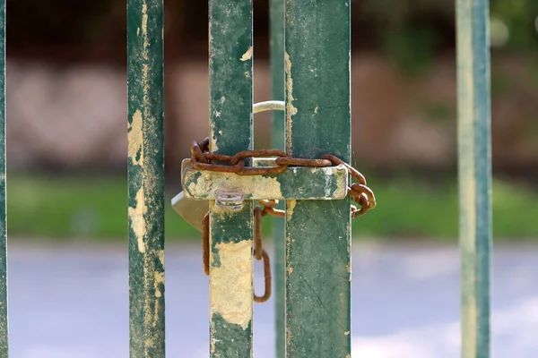 Old Iron Padlock Hanging Gate — Stockfoto