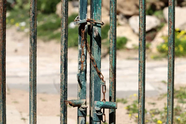 Eski Demir Asma Kilit Kapıda Asılı — Stok fotoğraf