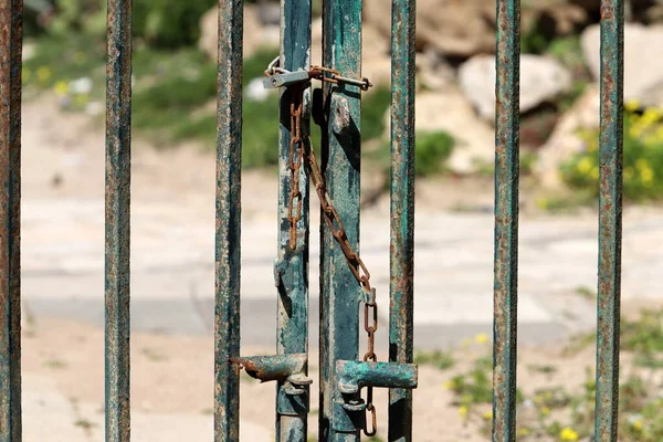 Oud Ijzeren Hangslot Hangend Aan Poort — Stockfoto